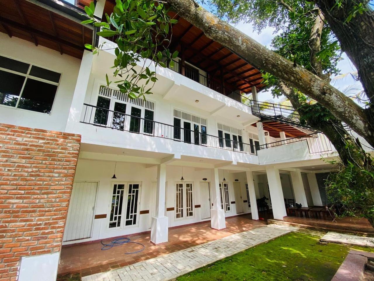 The Shade Brothers Hotel Katunayaka Exterior photo